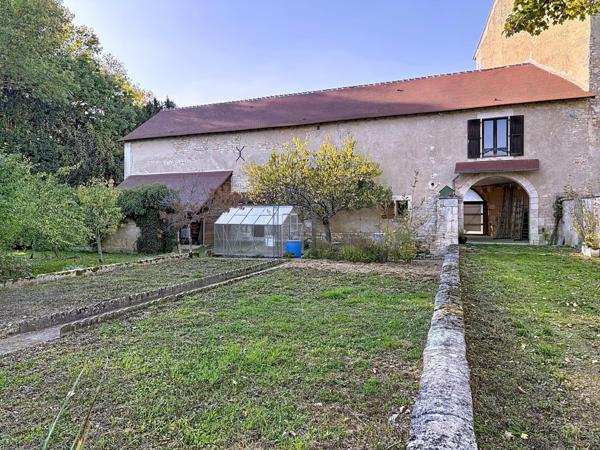 Château féodal du Xe siècle avec parc et rivière