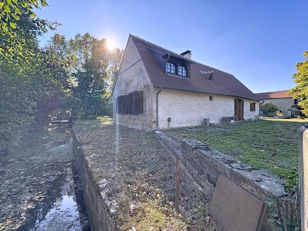Château féodal du Xe siècle avec parc et rivière