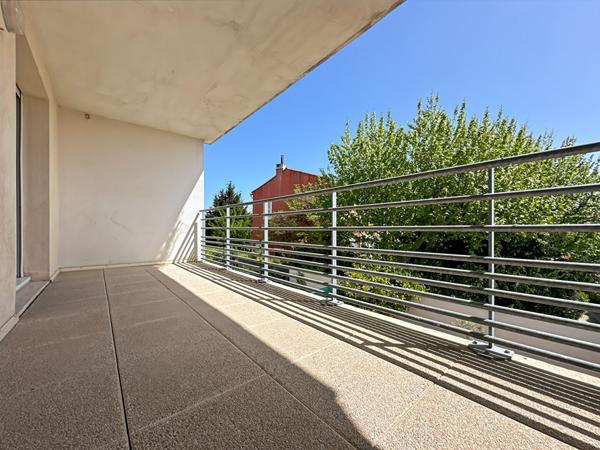 À vendre MARSEILLE 13013  appartement T3 lou local professionnel Saint-Mitre, à deux pas de Château-Gombert  garage double en enfilade