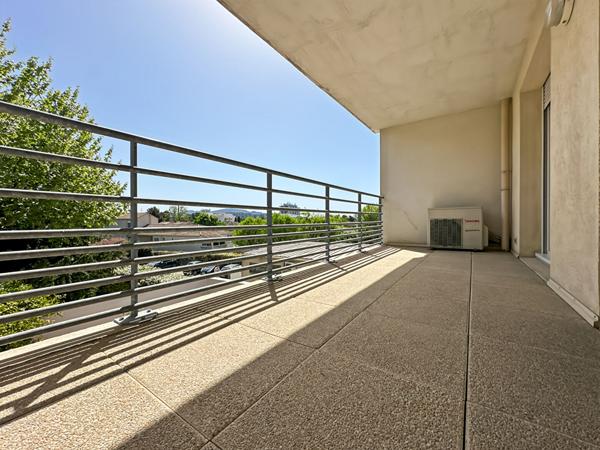 À vendre MARSEILLE 13013  appartement T3 lou local professionnel Saint-Mitre, à deux pas de Château-Gombert  garage double en enfilade