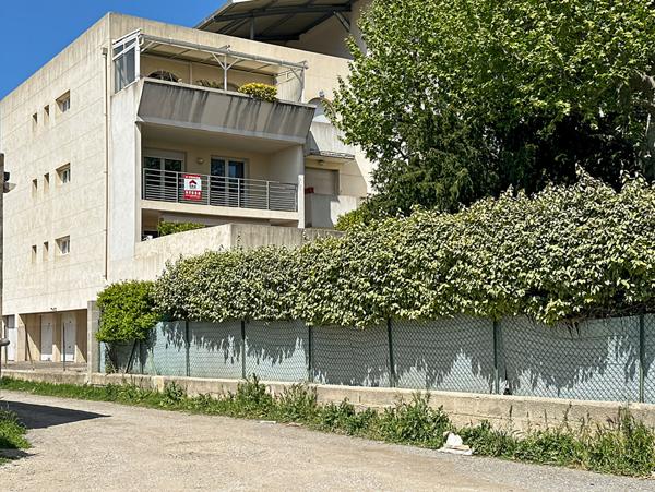 À vendre MARSEILLE 13013  appartement T3 lou local professionnel Saint-Mitre, à deux pas de Château-Gombert  garage double en enfilade