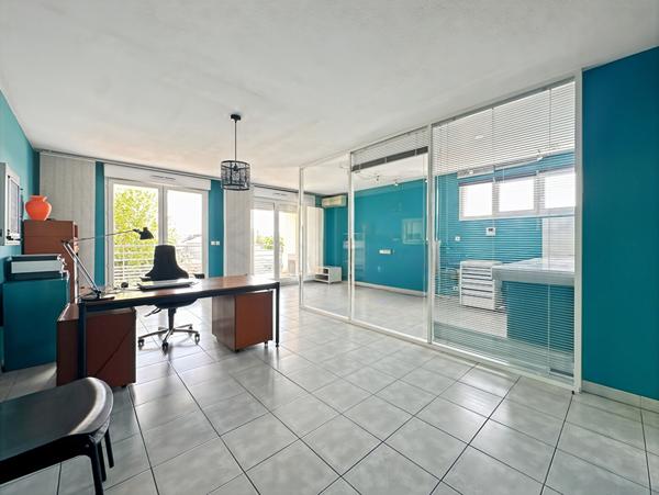 À vendre MARSEILLE 13013  appartement T3 lou local professionnel Saint-Mitre, à deux pas de Château-Gombert  garage double en enfilade