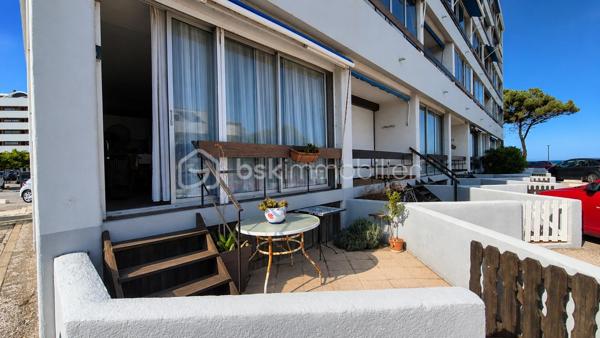 A VENDRE APPARTEMENT T2 DE 37M² A SAINT CYPRIEN - COTE PLAGE - A 50M DU SABLE - RESIDENCE DE RENOMMEE TRES RECHERCHEE.

Cet appartement, situé en rez-de chaussée surélevé, se compose d'une pièce à vivre baignée de lumière qui s'ouvre sur une terrasse et jardinet, d'une cuisine américaine aménagée, d'une chambre avec placard, d'une salle d'eau et d'un toilette.
La résidence, calme et authentique, la plus recherchée de la station, vous offre la plage à 50 mètres, la proximité de tous les commerces et du Marché.
Son extérieur vous permettra de passer d'agréables moments de farniente entre amis ou en famille.
A la recherche d'un bien situé les pieds dans le sable, cet appartement sera idéal pour votre résidence secondaire, et parfait pour un investissement locatif.
Vendu vide de meubles.
Je reste à votre disposition pour tout renseignement.