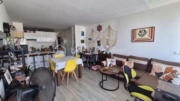 A VENDRE APPARTEMENT T2 DE 37M² A SAINT CYPRIEN - COTE PLAGE - A 50M DU SABLE - RESIDENCE DE RENOMMEE TRES RECHERCHEE.

Cet appartement, situé en rez-de chaussée surélevé, se compose d'une pièce à vivre baignée de lumière qui s'ouvre sur une terrasse et jardinet, d'une cuisine américaine aménagée, d'une chambre avec placard, d'une salle d'eau et d'un toilette.
La résidence, calme et authentique, la plus recherchée de la station, vous offre la plage à 50 mètres, la proximité de tous les commerces et du Marché.
Son extérieur vous permettra de passer d'agréables moments de farniente entre amis ou en famille.
A la recherche d'un bien situé les pieds dans le sable, cet appartement sera idéal pour votre résidence secondaire, et parfait pour un investissement locatif.
Vendu vide de meubles.
Je reste à votre disposition pour tout renseignement.