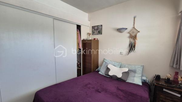 A VENDRE APPARTEMENT T2 DE 37M² A SAINT CYPRIEN - COTE PLAGE - A 50M DU SABLE - RESIDENCE DE RENOMMEE TRES RECHERCHEE.

Cet appartement, situé en rez-de chaussée surélevé, se compose d'une pièce à vivre baignée de lumière qui s'ouvre sur une terrasse et jardinet, d'une cuisine américaine aménagée, d'une chambre avec placard, d'une salle d'eau et d'un toilette.
La résidence, calme et authentique, la plus recherchée de la station, vous offre la plage à 50 mètres, la proximité de tous les commerces et du Marché.
Son extérieur vous permettra de passer d'agréables moments de farniente entre amis ou en famille.
A la recherche d'un bien situé les pieds dans le sable, cet appartement sera idéal pour votre résidence secondaire, et parfait pour un investissement locatif.
Vendu vide de meubles.
Je reste à votre disposition pour tout renseignement.
