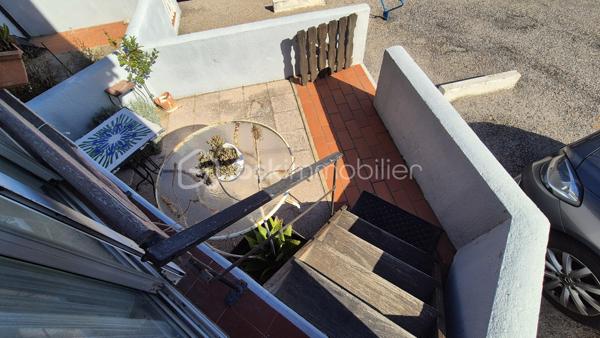 A VENDRE APPARTEMENT T2 DE 37M² A SAINT CYPRIEN - COTE PLAGE - A 50M DU SABLE - RESIDENCE DE RENOMMEE TRES RECHERCHEE.

Cet appartement, situé en rez-de chaussée surélevé, se compose d'une pièce à vivre baignée de lumière qui s'ouvre sur une terrasse et jardinet, d'une cuisine américaine aménagée, d'une chambre avec placard, d'une salle d'eau et d'un toilette.
La résidence, calme et authentique, la plus recherchée de la station, vous offre la plage à 50 mètres, la proximité de tous les commerces et du Marché.
Son extérieur vous permettra de passer d'agréables moments de farniente entre amis ou en famille.
A la recherche d'un bien situé les pieds dans le sable, cet appartement sera idéal pour votre résidence secondaire, et parfait pour un investissement locatif.
Vendu vide de meubles.
Je reste à votre disposition pour tout renseignement.