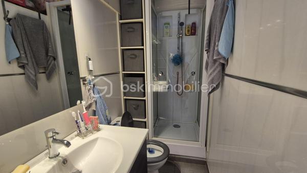 A VENDRE APPARTEMENT T2 DE 37M² A SAINT CYPRIEN - COTE PLAGE - A 50M DU SABLE - RESIDENCE DE RENOMMEE TRES RECHERCHEE.

Cet appartement, situé en rez-de chaussée surélevé, se compose d'une pièce à vivre baignée de lumière qui s'ouvre sur une terrasse et jardinet, d'une cuisine américaine aménagée, d'une chambre avec placard, d'une salle d'eau et d'un toilette.
La résidence, calme et authentique, la plus recherchée de la station, vous offre la plage à 50 mètres, la proximité de tous les commerces et du Marché.
Son extérieur vous permettra de passer d'agréables moments de farniente entre amis ou en famille.
A la recherche d'un bien situé les pieds dans le sable, cet appartement sera idéal pour votre résidence secondaire, et parfait pour un investissement locatif.
Vendu vide de meubles.
Je reste à votre disposition pour tout renseignement.