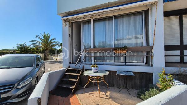 A VENDRE APPARTEMENT T2 DE 37M² A SAINT CYPRIEN - COTE PLAGE - A 50M DU SABLE - RESIDENCE DE RENOMMEE TRES RECHERCHEE.

Cet appartement, situé en rez-de chaussée surélevé, se compose d'une pièce à vivre baignée de lumière qui s'ouvre sur une terrasse et jardinet, d'une cuisine américaine aménagée, d'une chambre avec placard, d'une salle d'eau et d'un toilette.
La résidence, calme et authentique, la plus recherchée de la station, vous offre la plage à 50 mètres, la proximité de tous les commerces et du Marché.
Son extérieur vous permettra de passer d'agréables moments de farniente entre amis ou en famille.
A la recherche d'un bien situé les pieds dans le sable, cet appartement sera idéal pour votre résidence secondaire, et parfait pour un investissement locatif.
Vendu vide de meubles.
Je reste à votre disposition pour tout renseignement.