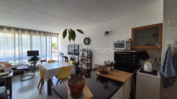 A VENDRE APPARTEMENT T2 DE 37M² A SAINT CYPRIEN - COTE PLAGE - A 50M DU SABLE - RESIDENCE DE RENOMMEE TRES RECHERCHEE.

Cet appartement, situé en rez-de chaussée surélevé, se compose d'une pièce à vivre baignée de lumière qui s'ouvre sur une terrasse et jardinet, d'une cuisine américaine aménagée, d'une chambre avec placard, d'une salle d'eau et d'un toilette.
La résidence, calme et authentique, la plus recherchée de la station, vous offre la plage à 50 mètres, la proximité de tous les commerces et du Marché.
Son extérieur vous permettra de passer d'agréables moments de farniente entre amis ou en famille.
A la recherche d'un bien situé les pieds dans le sable, cet appartement sera idéal pour votre résidence secondaire, et parfait pour un investissement locatif.
Vendu vide de meubles.
Je reste à votre disposition pour tout renseignement.