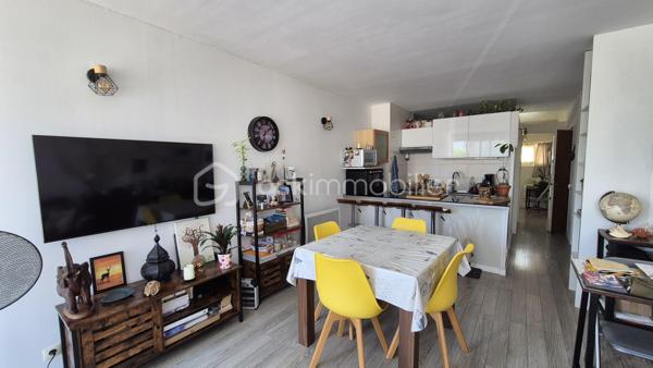 A VENDRE APPARTEMENT T2 DE 37M² A SAINT CYPRIEN - COTE PLAGE - A 50M DU SABLE - RESIDENCE DE RENOMMEE TRES RECHERCHEE.

Cet appartement, situé en rez-de chaussée surélevé, se compose d'une pièce à vivre baignée de lumière qui s'ouvre sur une terrasse et jardinet, d'une cuisine américaine aménagée, d'une chambre avec placard, d'une salle d'eau et d'un toilette.
La résidence, calme et authentique, la plus recherchée de la station, vous offre la plage à 50 mètres, la proximité de tous les commerces et du Marché.
Son extérieur vous permettra de passer d'agréables moments de farniente entre amis ou en famille.
A la recherche d'un bien situé les pieds dans le sable, cet appartement sera idéal pour votre résidence secondaire, et parfait pour un investissement locatif.
Vendu vide de meubles.
Je reste à votre disposition pour tout renseignement.