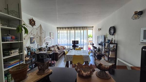 A VENDRE APPARTEMENT T2 DE 37M² A SAINT CYPRIEN - COTE PLAGE - A 50M DU SABLE - RESIDENCE DE RENOMMEE TRES RECHERCHEE.

Cet appartement, situé en rez-de chaussée surélevé, se compose d'une pièce à vivre baignée de lumière qui s'ouvre sur une terrasse et jardinet, d'une cuisine américaine aménagée, d'une chambre avec placard, d'une salle d'eau et d'un toilette.
La résidence, calme et authentique, la plus recherchée de la station, vous offre la plage à 50 mètres, la proximité de tous les commerces et du Marché.
Son extérieur vous permettra de passer d'agréables moments de farniente entre amis ou en famille.
A la recherche d'un bien situé les pieds dans le sable, cet appartement sera idéal pour votre résidence secondaire, et parfait pour un investissement locatif.
Vendu vide de meubles.
Je reste à votre disposition pour tout renseignement.