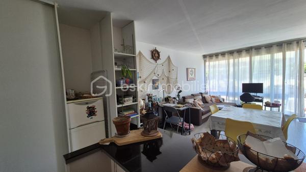 A VENDRE APPARTEMENT T2 DE 37M² A SAINT CYPRIEN - COTE PLAGE - A 50M DU SABLE - RESIDENCE DE RENOMMEE TRES RECHERCHEE.

Cet appartement, situé en rez-de chaussée surélevé, se compose d'une pièce à vivre baignée de lumière qui s'ouvre sur une terrasse et jardinet, d'une cuisine américaine aménagée, d'une chambre avec placard, d'une salle d'eau et d'un toilette.
La résidence, calme et authentique, la plus recherchée de la station, vous offre la plage à 50 mètres, la proximité de tous les commerces et du Marché.
Son extérieur vous permettra de passer d'agréables moments de farniente entre amis ou en famille.
A la recherche d'un bien situé les pieds dans le sable, cet appartement sera idéal pour votre résidence secondaire, et parfait pour un investissement locatif.
Vendu vide de meubles.
Je reste à votre disposition pour tout renseignement.