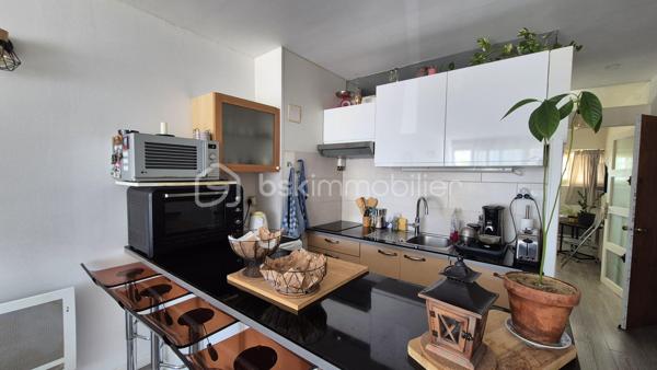 A VENDRE APPARTEMENT T2 DE 37M² A SAINT CYPRIEN - COTE PLAGE - A 50M DU SABLE - RESIDENCE DE RENOMMEE TRES RECHERCHEE.

Cet appartement, situé en rez-de chaussée surélevé, se compose d'une pièce à vivre baignée de lumière qui s'ouvre sur une terrasse et jardinet, d'une cuisine américaine aménagée, d'une chambre avec placard, d'une salle d'eau et d'un toilette.
La résidence, calme et authentique, la plus recherchée de la station, vous offre la plage à 50 mètres, la proximité de tous les commerces et du Marché.
Son extérieur vous permettra de passer d'agréables moments de farniente entre amis ou en famille.
A la recherche d'un bien situé les pieds dans le sable, cet appartement sera idéal pour votre résidence secondaire, et parfait pour un investissement locatif.
Vendu vide de meubles.
Je reste à votre disposition pour tout renseignement.