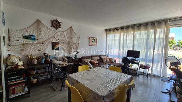 A VENDRE APPARTEMENT T2 DE 37M² A SAINT CYPRIEN - COTE PLAGE - A 50M DU SABLE - RESIDENCE DE RENOMMEE TRES RECHERCHEE.

Cet appartement, situé en rez-de chaussée surélevé, se compose d'une pièce à vivre baignée de lumière qui s'ouvre sur une terrasse et jardinet, d'une cuisine américaine aménagée, d'une chambre avec placard, d'une salle d'eau et d'un toilette.
La résidence, calme et authentique, la plus recherchée de la station, vous offre la plage à 50 mètres, la proximité de tous les commerces et du Marché.
Son extérieur vous permettra de passer d'agréables moments de farniente entre amis ou en famille.
A la recherche d'un bien situé les pieds dans le sable, cet appartement sera idéal pour votre résidence secondaire, et parfait pour un investissement locatif.
Vendu vide de meubles.
Je reste à votre disposition pour tout renseignement.