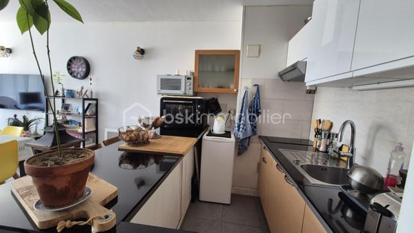 A VENDRE APPARTEMENT T2 DE 37M² A SAINT CYPRIEN - COTE PLAGE - A 50M DU SABLE - RESIDENCE DE RENOMMEE TRES RECHERCHEE.

Cet appartement, situé en rez-de chaussée surélevé, se compose d'une pièce à vivre baignée de lumière qui s'ouvre sur une terrasse et jardinet, d'une cuisine américaine aménagée, d'une chambre avec placard, d'une salle d'eau et d'un toilette.
La résidence, calme et authentique, la plus recherchée de la station, vous offre la plage à 50 mètres, la proximité de tous les commerces et du Marché.
Son extérieur vous permettra de passer d'agréables moments de farniente entre amis ou en famille.
A la recherche d'un bien situé les pieds dans le sable, cet appartement sera idéal pour votre résidence secondaire, et parfait pour un investissement locatif.
Vendu vide de meubles.
Je reste à votre disposition pour tout renseignement.