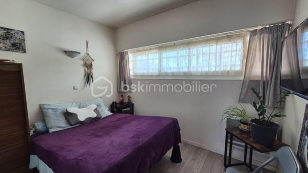 A VENDRE APPARTEMENT T2 DE 37M² A SAINT CYPRIEN - COTE PLAGE - A 50M DU SABLE - RESIDENCE DE RENOMMEE TRES RECHERCHEE.

Cet appartement, situé en rez-de chaussée surélevé, se compose d'une pièce à vivre baignée de lumière qui s'ouvre sur une terrasse et jardinet, d'une cuisine américaine aménagée, d'une chambre avec placard, d'une salle d'eau et d'un toilette.
La résidence, calme et authentique, la plus recherchée de la station, vous offre la plage à 50 mètres, la proximité de tous les commerces et du Marché.
Son extérieur vous permettra de passer d'agréables moments de farniente entre amis ou en famille.
A la recherche d'un bien situé les pieds dans le sable, cet appartement sera idéal pour votre résidence secondaire, et parfait pour un investissement locatif.
Vendu vide de meubles.
Je reste à votre disposition pour tout renseignement.