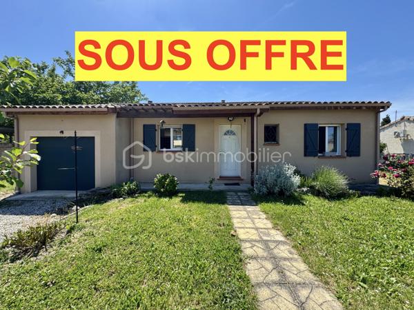 Situé dans un secteur pavillonnaire calme, je vous présente cet agréable plain-pied bâti en 2009 de 90m2 habitables avec garage de 20m2. Le tout est implanté sur une parcelle entièrement clôturée de 830m2 avec piscine.

Dès l’entrée, vous découvrez une pièce de vie traversante et très lumineuse  d’environ 45m2 avec cuisine ouverte et semi-équipée offrant accès à la terrasse et au jardin exposés plein sud.

L’espace nuit se compose de 3 chambres de 11 à 13m2 avec placards, d’une salle d’eau, et d’un WC séparé.

Le bien dispose d’un garage de 20m2 avec porte motorisée et il est possible de stationner plusieurs véhicules sur la parcelle grâce à deux portails de clôture.

Le jardin est agrémenté d’une piscine ronde de 6m de diamètre par 1,20m de profondeur ainsi qu’une seconde terrasse couverte dans le style Pool house pour recevoir et passer de bons moments autour du bassin.

Point de vue technique :
-Poêle à granules et panneaux rayonnants
-Cumulus 300 Litres
-Menuiseries double vitrage
-Assainissement tout à l’égout

Un bien confortable et fonctionnel qui ne reste plus qu’à personnaliser selon vos envies.

Toutes les commodités sont accessibles très rapidement

L’organisation des visites se fait au : 06.51.97.28.57