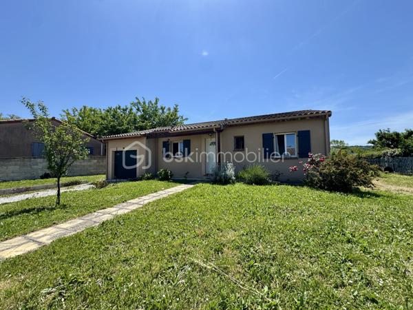 Situé dans un secteur pavillonnaire calme, je vous présente cet agréable plain-pied bâti en 2009 de 90m2 habitables avec garage de 20m2. Le tout est implanté sur une parcelle entièrement clôturée de 830m2 avec piscine.

Dès l’entrée, vous découvrez une pièce de vie traversante et très lumineuse  d’environ 45m2 avec cuisine ouverte et semi-équipée offrant accès à la terrasse et au jardin exposés plein sud.

L’espace nuit se compose de 3 chambres de 11 à 13m2 avec placards, d’une salle d’eau, et d’un WC séparé.

Le bien dispose d’un garage de 20m2 avec porte motorisée et il est possible de stationner plusieurs véhicules sur la parcelle grâce à deux portails de clôture.

Le jardin est agrémenté d’une piscine ronde de 6m de diamètre par 1,20m de profondeur ainsi qu’une seconde terrasse couverte dans le style Pool house pour recevoir et passer de bons moments autour du bassin.

Point de vue technique :
-Poêle à granules et panneaux rayonnants
-Cumulus 300 Litres
-Menuiseries double vitrage
-Assainissement tout à l’égout

Un bien confortable et fonctionnel qui ne reste plus qu’à personnaliser selon vos envies.

Toutes les commodités sont accessibles très rapidement

L’organisation des visites se fait au : 06.51.97.28.57