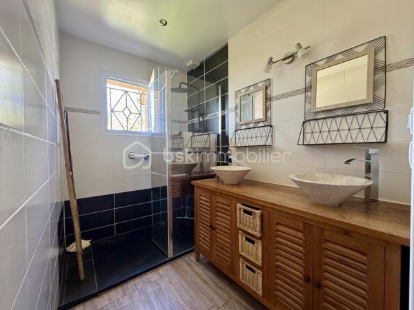 Situé dans un secteur pavillonnaire calme, je vous présente cet agréable plain-pied bâti en 2009 de 90m2 habitables avec garage de 20m2. Le tout est implanté sur une parcelle entièrement clôturée de 830m2 avec piscine.

Dès l’entrée, vous découvrez une pièce de vie traversante et très lumineuse  d’environ 45m2 avec cuisine ouverte et semi-équipée offrant accès à la terrasse et au jardin exposés plein sud.

L’espace nuit se compose de 3 chambres de 11 à 13m2 avec placards, d’une salle d’eau, et d’un WC séparé.

Le bien dispose d’un garage de 20m2 avec porte motorisée et il est possible de stationner plusieurs véhicules sur la parcelle grâce à deux portails de clôture.

Le jardin est agrémenté d’une piscine ronde de 6m de diamètre par 1,20m de profondeur ainsi qu’une seconde terrasse couverte dans le style Pool house pour recevoir et passer de bons moments autour du bassin.

Point de vue technique :
-Poêle à granules et panneaux rayonnants
-Cumulus 300 Litres
-Menuiseries double vitrage
-Assainissement tout à l’égout

Un bien confortable et fonctionnel qui ne reste plus qu’à personnaliser selon vos envies.

Toutes les commodités sont accessibles très rapidement

L’organisation des visites se fait au : 06.51.97.28.57