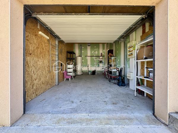 Situé dans un secteur pavillonnaire calme, je vous présente cet agréable plain-pied bâti en 2009 de 90m2 habitables avec garage de 20m2. Le tout est implanté sur une parcelle entièrement clôturée de 830m2 avec piscine.

Dès l’entrée, vous découvrez une pièce de vie traversante et très lumineuse  d’environ 45m2 avec cuisine ouverte et semi-équipée offrant accès à la terrasse et au jardin exposés plein sud.

L’espace nuit se compose de 3 chambres de 11 à 13m2 avec placards, d’une salle d’eau, et d’un WC séparé.

Le bien dispose d’un garage de 20m2 avec porte motorisée et il est possible de stationner plusieurs véhicules sur la parcelle grâce à deux portails de clôture.

Le jardin est agrémenté d’une piscine ronde de 6m de diamètre par 1,20m de profondeur ainsi qu’une seconde terrasse couverte dans le style Pool house pour recevoir et passer de bons moments autour du bassin.

Point de vue technique :
-Poêle à granules et panneaux rayonnants
-Cumulus 300 Litres
-Menuiseries double vitrage
-Assainissement tout à l’égout

Un bien confortable et fonctionnel qui ne reste plus qu’à personnaliser selon vos envies.

Toutes les commodités sont accessibles très rapidement

L’organisation des visites se fait au : 06.51.97.28.57