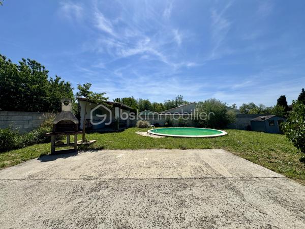 Situé dans un secteur pavillonnaire calme, je vous présente cet agréable plain-pied bâti en 2009 de 90m2 habitables avec garage de 20m2. Le tout est implanté sur une parcelle entièrement clôturée de 830m2 avec piscine.

Dès l’entrée, vous découvrez une pièce de vie traversante et très lumineuse  d’environ 45m2 avec cuisine ouverte et semi-équipée offrant accès à la terrasse et au jardin exposés plein sud.

L’espace nuit se compose de 3 chambres de 11 à 13m2 avec placards, d’une salle d’eau, et d’un WC séparé.

Le bien dispose d’un garage de 20m2 avec porte motorisée et il est possible de stationner plusieurs véhicules sur la parcelle grâce à deux portails de clôture.

Le jardin est agrémenté d’une piscine ronde de 6m de diamètre par 1,20m de profondeur ainsi qu’une seconde terrasse couverte dans le style Pool house pour recevoir et passer de bons moments autour du bassin.

Point de vue technique :
-Poêle à granules et panneaux rayonnants
-Cumulus 300 Litres
-Menuiseries double vitrage
-Assainissement tout à l’égout

Un bien confortable et fonctionnel qui ne reste plus qu’à personnaliser selon vos envies.

Toutes les commodités sont accessibles très rapidement

L’organisation des visites se fait au : 06.51.97.28.57