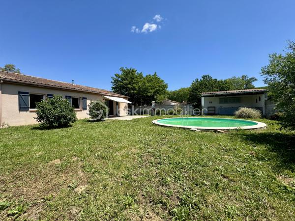 Situé dans un secteur pavillonnaire calme, je vous présente cet agréable plain-pied bâti en 2009 de 90m2 habitables avec garage de 20m2. Le tout est implanté sur une parcelle entièrement clôturée de 830m2 avec piscine.

Dès l’entrée, vous découvrez une pièce de vie traversante et très lumineuse  d’environ 45m2 avec cuisine ouverte et semi-équipée offrant accès à la terrasse et au jardin exposés plein sud.

L’espace nuit se compose de 3 chambres de 11 à 13m2 avec placards, d’une salle d’eau, et d’un WC séparé.

Le bien dispose d’un garage de 20m2 avec porte motorisée et il est possible de stationner plusieurs véhicules sur la parcelle grâce à deux portails de clôture.

Le jardin est agrémenté d’une piscine ronde de 6m de diamètre par 1,20m de profondeur ainsi qu’une seconde terrasse couverte dans le style Pool house pour recevoir et passer de bons moments autour du bassin.

Point de vue technique :
-Poêle à granules et panneaux rayonnants
-Cumulus 300 Litres
-Menuiseries double vitrage
-Assainissement tout à l’égout

Un bien confortable et fonctionnel qui ne reste plus qu’à personnaliser selon vos envies.

Toutes les commodités sont accessibles très rapidement

L’organisation des visites se fait au : 06.51.97.28.57