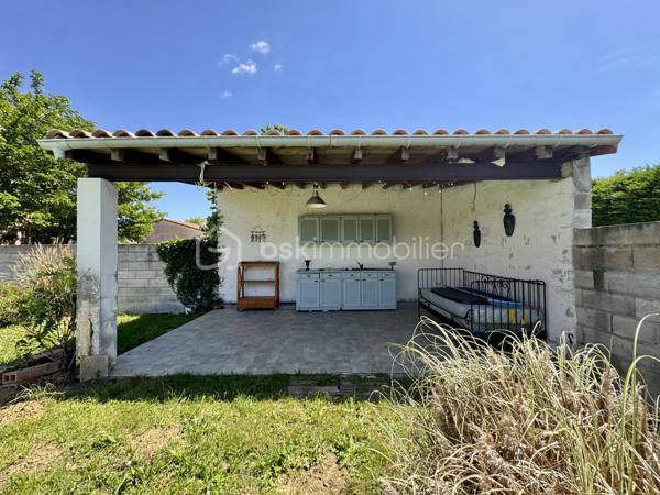 Situé dans un secteur pavillonnaire calme, je vous présente cet agréable plain-pied bâti en 2009 de 90m2 habitables avec garage de 20m2. Le tout est implanté sur une parcelle entièrement clôturée de 830m2 avec piscine.

Dès l’entrée, vous découvrez une pièce de vie traversante et très lumineuse  d’environ 45m2 avec cuisine ouverte et semi-équipée offrant accès à la terrasse et au jardin exposés plein sud.

L’espace nuit se compose de 3 chambres de 11 à 13m2 avec placards, d’une salle d’eau, et d’un WC séparé.

Le bien dispose d’un garage de 20m2 avec porte motorisée et il est possible de stationner plusieurs véhicules sur la parcelle grâce à deux portails de clôture.

Le jardin est agrémenté d’une piscine ronde de 6m de diamètre par 1,20m de profondeur ainsi qu’une seconde terrasse couverte dans le style Pool house pour recevoir et passer de bons moments autour du bassin.

Point de vue technique :
-Poêle à granules et panneaux rayonnants
-Cumulus 300 Litres
-Menuiseries double vitrage
-Assainissement tout à l’égout

Un bien confortable et fonctionnel qui ne reste plus qu’à personnaliser selon vos envies.

Toutes les commodités sont accessibles très rapidement

L’organisation des visites se fait au : 06.51.97.28.57