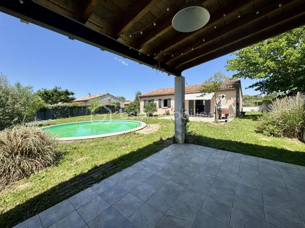 Situé dans un secteur pavillonnaire calme, je vous présente cet agréable plain-pied bâti en 2009 de 90m2 habitables avec garage de 20m2. Le tout est implanté sur une parcelle entièrement clôturée de 830m2 avec piscine.

Dès l’entrée, vous découvrez une pièce de vie traversante et très lumineuse  d’environ 45m2 avec cuisine ouverte et semi-équipée offrant accès à la terrasse et au jardin exposés plein sud.

L’espace nuit se compose de 3 chambres de 11 à 13m2 avec placards, d’une salle d’eau, et d’un WC séparé.

Le bien dispose d’un garage de 20m2 avec porte motorisée et il est possible de stationner plusieurs véhicules sur la parcelle grâce à deux portails de clôture.

Le jardin est agrémenté d’une piscine ronde de 6m de diamètre par 1,20m de profondeur ainsi qu’une seconde terrasse couverte dans le style Pool house pour recevoir et passer de bons moments autour du bassin.

Point de vue technique :
-Poêle à granules et panneaux rayonnants
-Cumulus 300 Litres
-Menuiseries double vitrage
-Assainissement tout à l’égout

Un bien confortable et fonctionnel qui ne reste plus qu’à personnaliser selon vos envies.

Toutes les commodités sont accessibles très rapidement

L’organisation des visites se fait au : 06.51.97.28.57