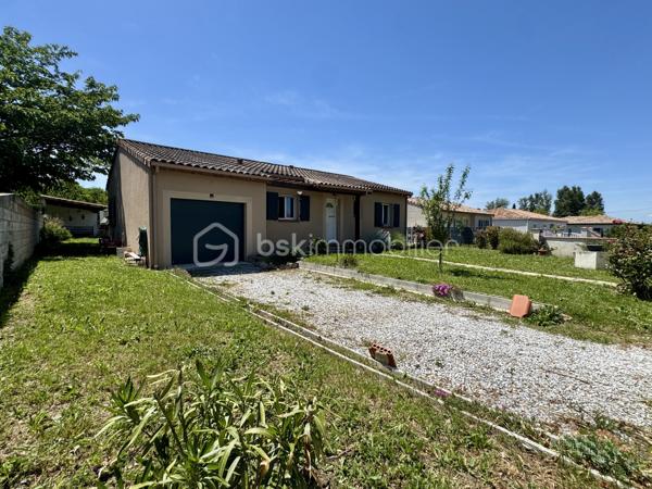 Situé dans un secteur pavillonnaire calme, je vous présente cet agréable plain-pied bâti en 2009 de 90m2 habitables avec garage de 20m2. Le tout est implanté sur une parcelle entièrement clôturée de 830m2 avec piscine.

Dès l’entrée, vous découvrez une pièce de vie traversante et très lumineuse  d’environ 45m2 avec cuisine ouverte et semi-équipée offrant accès à la terrasse et au jardin exposés plein sud.

L’espace nuit se compose de 3 chambres de 11 à 13m2 avec placards, d’une salle d’eau, et d’un WC séparé.

Le bien dispose d’un garage de 20m2 avec porte motorisée et il est possible de stationner plusieurs véhicules sur la parcelle grâce à deux portails de clôture.

Le jardin est agrémenté d’une piscine ronde de 6m de diamètre par 1,20m de profondeur ainsi qu’une seconde terrasse couverte dans le style Pool house pour recevoir et passer de bons moments autour du bassin.

Point de vue technique :
-Poêle à granules et panneaux rayonnants
-Cumulus 300 Litres
-Menuiseries double vitrage
-Assainissement tout à l’égout

Un bien confortable et fonctionnel qui ne reste plus qu’à personnaliser selon vos envies.

Toutes les commodités sont accessibles très rapidement

L’organisation des visites se fait au : 06.51.97.28.57
