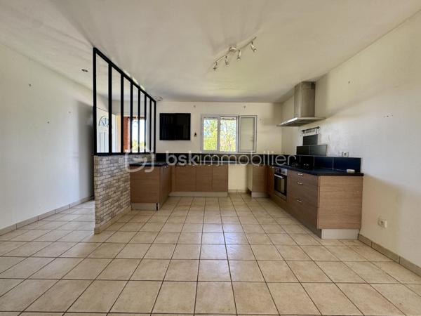 Situé dans un secteur pavillonnaire calme, je vous présente cet agréable plain-pied bâti en 2009 de 90m2 habitables avec garage de 20m2. Le tout est implanté sur une parcelle entièrement clôturée de 830m2 avec piscine.

Dès l’entrée, vous découvrez une pièce de vie traversante et très lumineuse  d’environ 45m2 avec cuisine ouverte et semi-équipée offrant accès à la terrasse et au jardin exposés plein sud.

L’espace nuit se compose de 3 chambres de 11 à 13m2 avec placards, d’une salle d’eau, et d’un WC séparé.

Le bien dispose d’un garage de 20m2 avec porte motorisée et il est possible de stationner plusieurs véhicules sur la parcelle grâce à deux portails de clôture.

Le jardin est agrémenté d’une piscine ronde de 6m de diamètre par 1,20m de profondeur ainsi qu’une seconde terrasse couverte dans le style Pool house pour recevoir et passer de bons moments autour du bassin.

Point de vue technique :
-Poêle à granules et panneaux rayonnants
-Cumulus 300 Litres
-Menuiseries double vitrage
-Assainissement tout à l’égout

Un bien confortable et fonctionnel qui ne reste plus qu’à personnaliser selon vos envies.

Toutes les commodités sont accessibles très rapidement

L’organisation des visites se fait au : 06.51.97.28.57