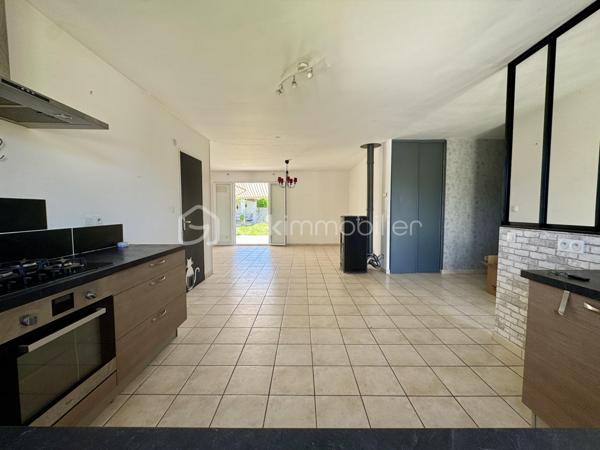 Situé dans un secteur pavillonnaire calme, je vous présente cet agréable plain-pied bâti en 2009 de 90m2 habitables avec garage de 20m2. Le tout est implanté sur une parcelle entièrement clôturée de 830m2 avec piscine.

Dès l’entrée, vous découvrez une pièce de vie traversante et très lumineuse  d’environ 45m2 avec cuisine ouverte et semi-équipée offrant accès à la terrasse et au jardin exposés plein sud.

L’espace nuit se compose de 3 chambres de 11 à 13m2 avec placards, d’une salle d’eau, et d’un WC séparé.

Le bien dispose d’un garage de 20m2 avec porte motorisée et il est possible de stationner plusieurs véhicules sur la parcelle grâce à deux portails de clôture.

Le jardin est agrémenté d’une piscine ronde de 6m de diamètre par 1,20m de profondeur ainsi qu’une seconde terrasse couverte dans le style Pool house pour recevoir et passer de bons moments autour du bassin.

Point de vue technique :
-Poêle à granules et panneaux rayonnants
-Cumulus 300 Litres
-Menuiseries double vitrage
-Assainissement tout à l’égout

Un bien confortable et fonctionnel qui ne reste plus qu’à personnaliser selon vos envies.

Toutes les commodités sont accessibles très rapidement

L’organisation des visites se fait au : 06.51.97.28.57