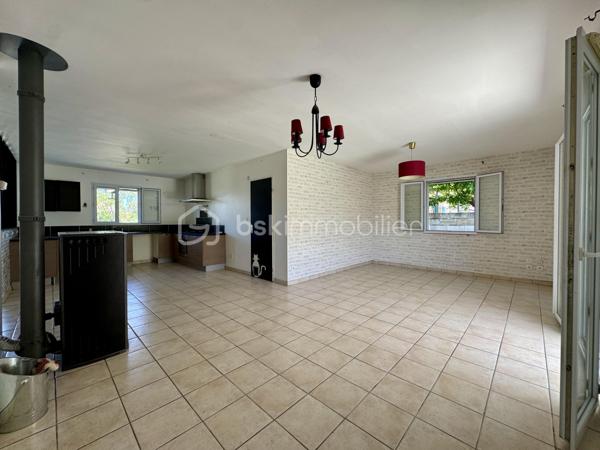 Situé dans un secteur pavillonnaire calme, je vous présente cet agréable plain-pied bâti en 2009 de 90m2 habitables avec garage de 20m2. Le tout est implanté sur une parcelle entièrement clôturée de 830m2 avec piscine.

Dès l’entrée, vous découvrez une pièce de vie traversante et très lumineuse  d’environ 45m2 avec cuisine ouverte et semi-équipée offrant accès à la terrasse et au jardin exposés plein sud.

L’espace nuit se compose de 3 chambres de 11 à 13m2 avec placards, d’une salle d’eau, et d’un WC séparé.

Le bien dispose d’un garage de 20m2 avec porte motorisée et il est possible de stationner plusieurs véhicules sur la parcelle grâce à deux portails de clôture.

Le jardin est agrémenté d’une piscine ronde de 6m de diamètre par 1,20m de profondeur ainsi qu’une seconde terrasse couverte dans le style Pool house pour recevoir et passer de bons moments autour du bassin.

Point de vue technique :
-Poêle à granules et panneaux rayonnants
-Cumulus 300 Litres
-Menuiseries double vitrage
-Assainissement tout à l’égout

Un bien confortable et fonctionnel qui ne reste plus qu’à personnaliser selon vos envies.

Toutes les commodités sont accessibles très rapidement

L’organisation des visites se fait au : 06.51.97.28.57
