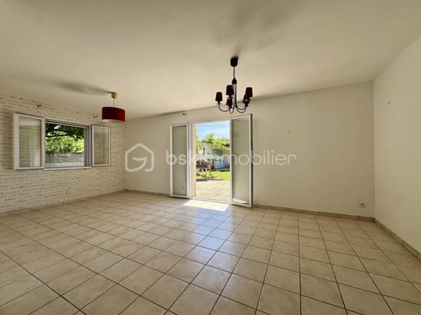 Situé dans un secteur pavillonnaire calme, je vous présente cet agréable plain-pied bâti en 2009 de 90m2 habitables avec garage de 20m2. Le tout est implanté sur une parcelle entièrement clôturée de 830m2 avec piscine.

Dès l’entrée, vous découvrez une pièce de vie traversante et très lumineuse  d’environ 45m2 avec cuisine ouverte et semi-équipée offrant accès à la terrasse et au jardin exposés plein sud.

L’espace nuit se compose de 3 chambres de 11 à 13m2 avec placards, d’une salle d’eau, et d’un WC séparé.

Le bien dispose d’un garage de 20m2 avec porte motorisée et il est possible de stationner plusieurs véhicules sur la parcelle grâce à deux portails de clôture.

Le jardin est agrémenté d’une piscine ronde de 6m de diamètre par 1,20m de profondeur ainsi qu’une seconde terrasse couverte dans le style Pool house pour recevoir et passer de bons moments autour du bassin.

Point de vue technique :
-Poêle à granules et panneaux rayonnants
-Cumulus 300 Litres
-Menuiseries double vitrage
-Assainissement tout à l’égout

Un bien confortable et fonctionnel qui ne reste plus qu’à personnaliser selon vos envies.

Toutes les commodités sont accessibles très rapidement

L’organisation des visites se fait au : 06.51.97.28.57
