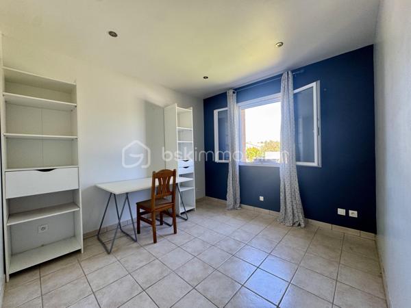 Situé dans un secteur pavillonnaire calme, je vous présente cet agréable plain-pied bâti en 2009 de 90m2 habitables avec garage de 20m2. Le tout est implanté sur une parcelle entièrement clôturée de 830m2 avec piscine.

Dès l’entrée, vous découvrez une pièce de vie traversante et très lumineuse  d’environ 45m2 avec cuisine ouverte et semi-équipée offrant accès à la terrasse et au jardin exposés plein sud.

L’espace nuit se compose de 3 chambres de 11 à 13m2 avec placards, d’une salle d’eau, et d’un WC séparé.

Le bien dispose d’un garage de 20m2 avec porte motorisée et il est possible de stationner plusieurs véhicules sur la parcelle grâce à deux portails de clôture.

Le jardin est agrémenté d’une piscine ronde de 6m de diamètre par 1,20m de profondeur ainsi qu’une seconde terrasse couverte dans le style Pool house pour recevoir et passer de bons moments autour du bassin.

Point de vue technique :
-Poêle à granules et panneaux rayonnants
-Cumulus 300 Litres
-Menuiseries double vitrage
-Assainissement tout à l’égout

Un bien confortable et fonctionnel qui ne reste plus qu’à personnaliser selon vos envies.

Toutes les commodités sont accessibles très rapidement

L’organisation des visites se fait au : 06.51.97.28.57