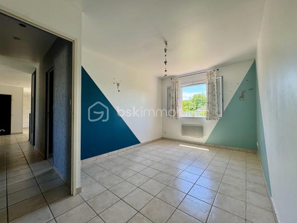 Situé dans un secteur pavillonnaire calme, je vous présente cet agréable plain-pied bâti en 2009 de 90m2 habitables avec garage de 20m2. Le tout est implanté sur une parcelle entièrement clôturée de 830m2 avec piscine.

Dès l’entrée, vous découvrez une pièce de vie traversante et très lumineuse  d’environ 45m2 avec cuisine ouverte et semi-équipée offrant accès à la terrasse et au jardin exposés plein sud.

L’espace nuit se compose de 3 chambres de 11 à 13m2 avec placards, d’une salle d’eau, et d’un WC séparé.

Le bien dispose d’un garage de 20m2 avec porte motorisée et il est possible de stationner plusieurs véhicules sur la parcelle grâce à deux portails de clôture.

Le jardin est agrémenté d’une piscine ronde de 6m de diamètre par 1,20m de profondeur ainsi qu’une seconde terrasse couverte dans le style Pool house pour recevoir et passer de bons moments autour du bassin.

Point de vue technique :
-Poêle à granules et panneaux rayonnants
-Cumulus 300 Litres
-Menuiseries double vitrage
-Assainissement tout à l’égout

Un bien confortable et fonctionnel qui ne reste plus qu’à personnaliser selon vos envies.

Toutes les commodités sont accessibles très rapidement

L’organisation des visites se fait au : 06.51.97.28.57