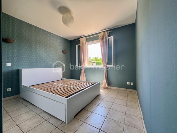 Situé dans un secteur pavillonnaire calme, je vous présente cet agréable plain-pied bâti en 2009 de 90m2 habitables avec garage de 20m2. Le tout est implanté sur une parcelle entièrement clôturée de 830m2 avec piscine.

Dès l’entrée, vous découvrez une pièce de vie traversante et très lumineuse  d’environ 45m2 avec cuisine ouverte et semi-équipée offrant accès à la terrasse et au jardin exposés plein sud.

L’espace nuit se compose de 3 chambres de 11 à 13m2 avec placards, d’une salle d’eau, et d’un WC séparé.

Le bien dispose d’un garage de 20m2 avec porte motorisée et il est possible de stationner plusieurs véhicules sur la parcelle grâce à deux portails de clôture.

Le jardin est agrémenté d’une piscine ronde de 6m de diamètre par 1,20m de profondeur ainsi qu’une seconde terrasse couverte dans le style Pool house pour recevoir et passer de bons moments autour du bassin.

Point de vue technique :
-Poêle à granules et panneaux rayonnants
-Cumulus 300 Litres
-Menuiseries double vitrage
-Assainissement tout à l’égout

Un bien confortable et fonctionnel qui ne reste plus qu’à personnaliser selon vos envies.

Toutes les commodités sont accessibles très rapidement

L’organisation des visites se fait au : 06.51.97.28.57