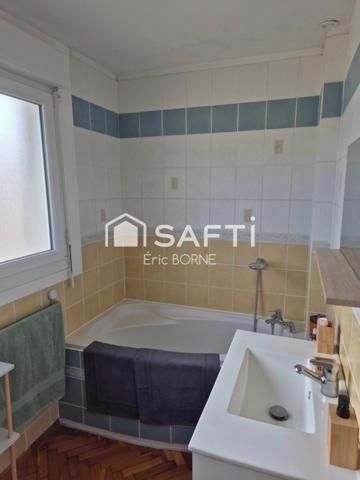 Semi mitoyenne  - 4 chambres , garage