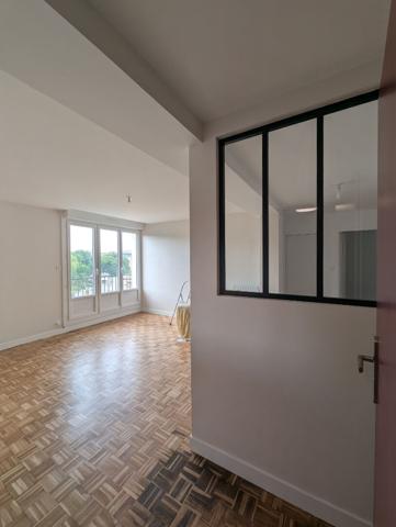 Appartement T4 rénové avec balcon et vue dégagée - 2 CHAMBRES