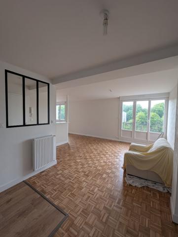 Appartement T4 rénové avec balcon et vue dégagée - 2 CHAMBRES
