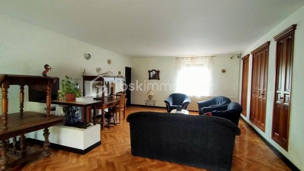 KAWECKI Stéphane vous propose à régny cette maison de 171 m2 habitable sur son terrain de 3300 m2. 

Offrant, grande pièce de vie, cuisine, 4 chambres, salle d'eau, wc, dépendance, garage.
Toîture suivie
