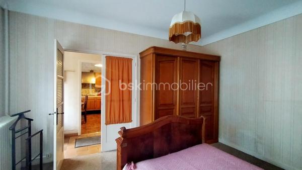 KAWECKI Stéphane vous propose à régny cette maison de 171 m2 habitable sur son terrain de 3300 m2. 

Offrant, grande pièce de vie, cuisine, 4 chambres, salle d'eau, wc, dépendance, garage.
Toîture suivie