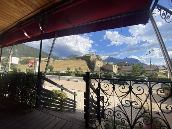 Immeuble - Commerce - 2 Appart - Garage