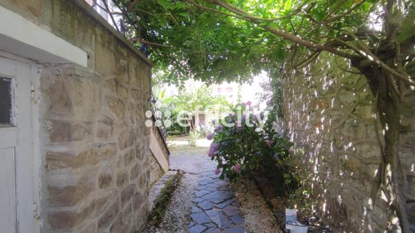 Maison
         7 pièces
        - 135 m² 298 000 € *