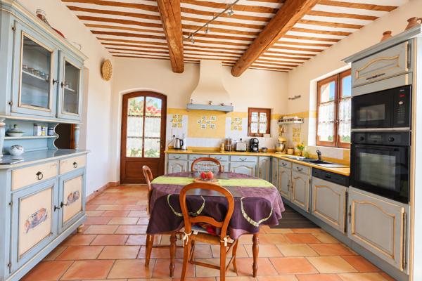 Bastide provençale avec piscine et dépendances - Pierrevert - Réf. 541 A
