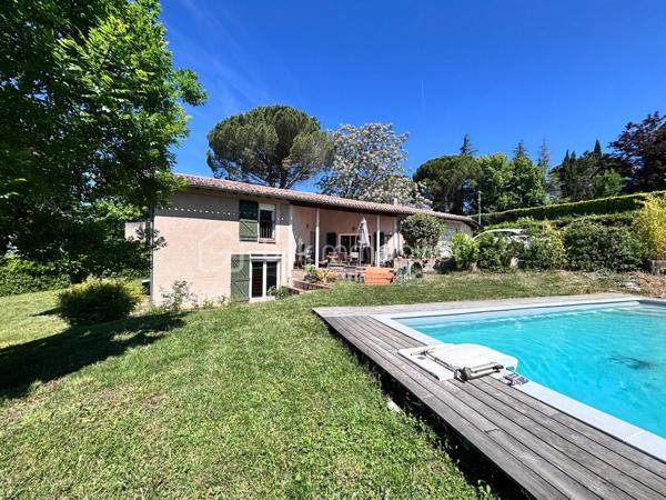 Située sur les hauteurs de Rabastens, à proximité du centre du village, cette agréable villa de 148 m² habitables vous séduira par ses volumes, son agencement fonctionnel et son environnement verdoyant sans vis-à-vis.

Implantée sur une magnifique parcelle arborée de près de 1 900 m², la maison offre un cadre de vie paisible et intimiste, idéal pour une famille.

Dès l’entrée, vous découvrirez une belle pièce de vie lumineuse comprenant un salon chaleureux avec cheminée, ainsi qu’une cuisine séparée du séjour, pouvant facilement être ouverte pour créer un vaste espace convivial.
La maison s’organise ensuite sur différents demi-niveaux :
- un premier espace descendant dessert un coin jeux, deux chambres, une salle d’eau avec douche à l’italienne ainsi qu’un toilette indépendant ;
- à l’étage, un espace bureau distribue deux chambres supplémentaires, une salle de bain et un second toilette séparé.

Un grand garage avec espace buanderie complète l’ensemble.

À l’extérieur, la terrasse accessible depuis le séjour permet de profiter pleinement de la vue sur la piscine et le jardin arboré, véritable écrin de verdure à l’abri des regards.

Une maison familiale aux beaux volumes, dans un secteur recherché, alliant calme, confort et proximité des commodités.