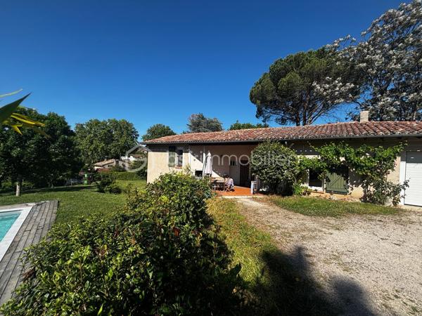 Située sur les hauteurs de Rabastens, à proximité du centre du village, cette agréable villa de 148 m² habitables vous séduira par ses volumes, son agencement fonctionnel et son environnement verdoyant sans vis-à-vis.

Implantée sur une magnifique parcelle arborée de près de 1 900 m², la maison offre un cadre de vie paisible et intimiste, idéal pour une famille.

Dès l’entrée, vous découvrirez une belle pièce de vie lumineuse comprenant un salon chaleureux avec cheminée, ainsi qu’une cuisine séparée du séjour, pouvant facilement être ouverte pour créer un vaste espace convivial.
La maison s’organise ensuite sur différents demi-niveaux :
- un premier espace descendant dessert un coin jeux, deux chambres, une salle d’eau avec douche à l’italienne ainsi qu’un toilette indépendant ;
- à l’étage, un espace bureau distribue deux chambres supplémentaires, une salle de bain et un second toilette séparé.

Un grand garage avec espace buanderie complète l’ensemble.

À l’extérieur, la terrasse accessible depuis le séjour permet de profiter pleinement de la vue sur la piscine et le jardin arboré, véritable écrin de verdure à l’abri des regards.

Une maison familiale aux beaux volumes, dans un secteur recherché, alliant calme, confort et proximité des commodités.