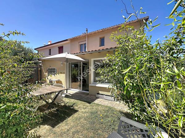 Maison familiale pleine de charme avec véranda, jardin intimiste sans vis-à-vis et grand garage double de plus de 40 m²