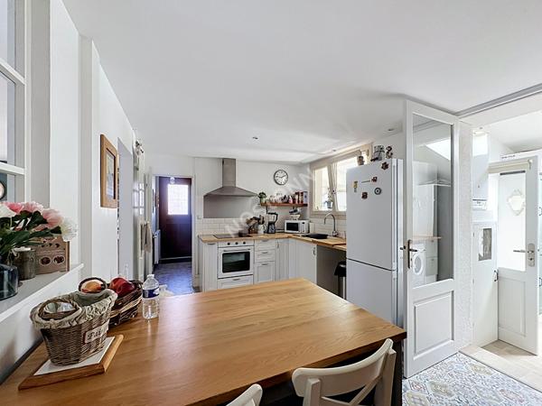 Maison familiale pleine de charme avec véranda, jardin intimiste sans vis-à-vis et grand garage double de plus de 40 m²