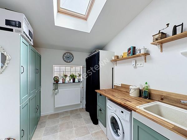 Maison familiale pleine de charme avec véranda, jardin intimiste sans vis-à-vis et grand garage double de plus de 40 m²