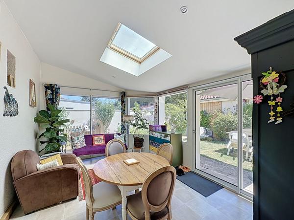 Maison familiale pleine de charme avec véranda, jardin intimiste sans vis-à-vis et grand garage double de plus de 40 m²